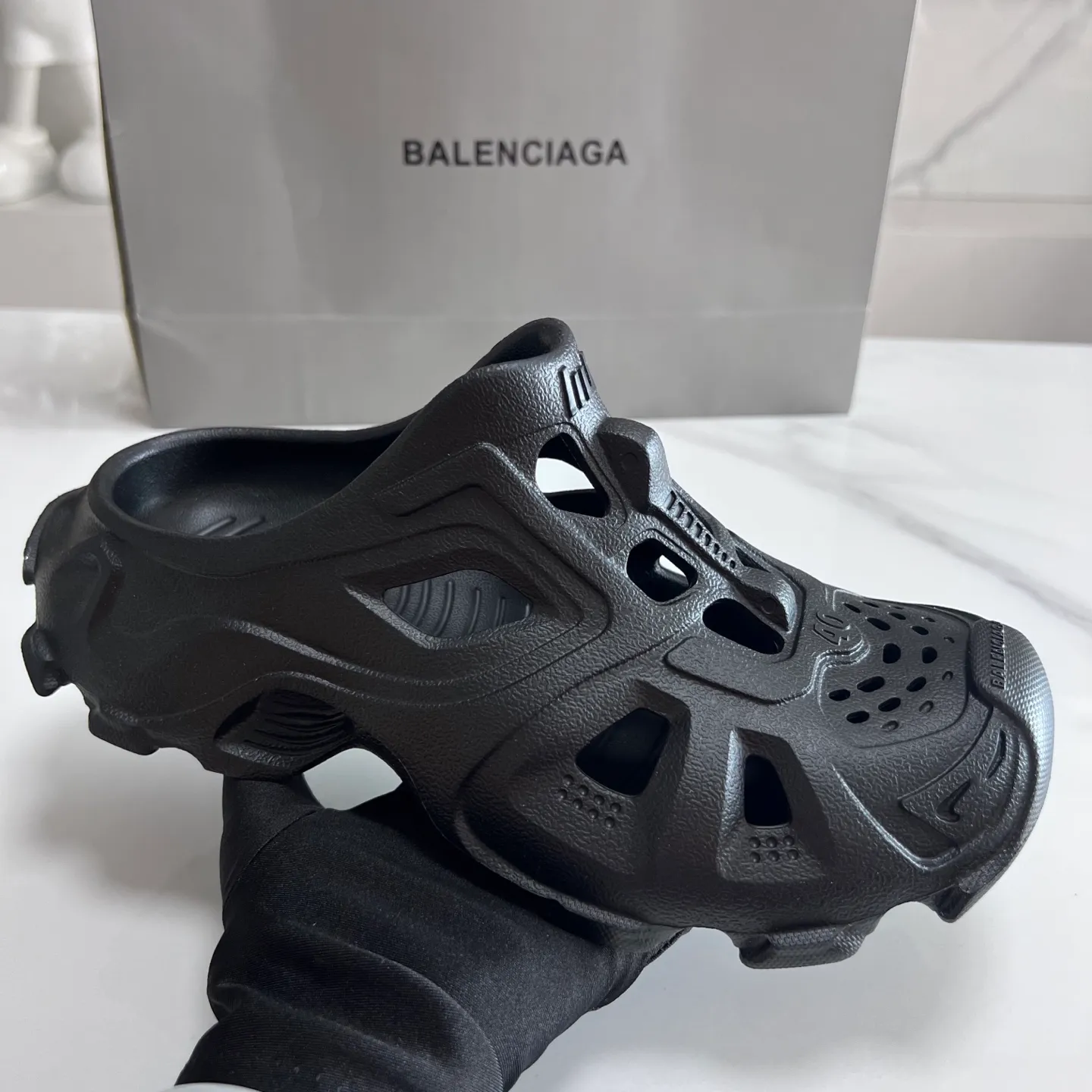 👟👟Ex-factory price 380👟👟 Balenciaga must-have beach shoes for summer: Men's and women's shoes are made of ultra-light 95% (injection molding) EVA plastic, 5% foam plastic foam cushioning material #Ultra-lightweight one-piece foam shoe mold ❗ New summer product, French high-end luxury brand - Balenciaga BALENCIAGA 3XL Rubber Low Top Sneakers 3XL version series summer beach wading versatile trendy lace-up casual sports hole sandals. Size: 35-46